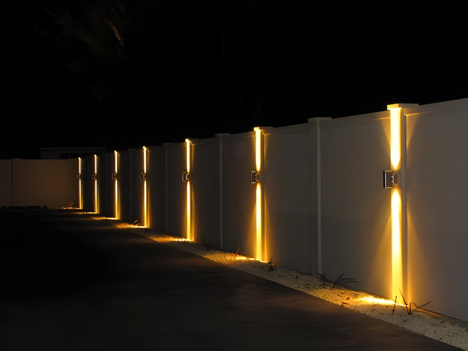6 Outdoor Fence Lighting Ideas - Fence Spot Light